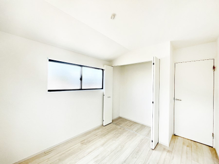 �q�������@�����`Bed Room�`�@�q�������͂��q�l�ɂƂ��đ�Ϗd�Ȗ���������܂��B�q����l�ŉ߂�����Ԃ�^���邱�ƂŁA�h���׋����Ԃ����R�Ƒ����܂����畔���̕Еt����|���Ȃǂ��������ƂɌq����܂��B