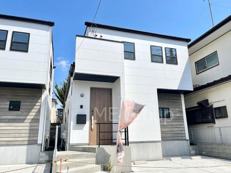 ���n�O�ώʐ^�@�O�ρ�No.2���`Exterior�`  �ՐÂȏZ��n�Ŏq��ĉƑ��Ƀs�b�^���B  �����̂��U�������K�ȗ΂Ɍb�܂ꂽ�G���A�ŁA���R�ɕ�܂ꂽ���₩�ȕ�炵���������邽�߂́A��Ƃ肠��Z���������Ă��܂��B