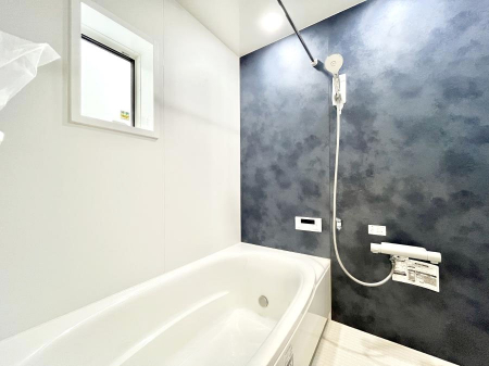 �����@������No.2���`Bath Room�`�@���t���̃o�X���[���́A�̌������薾�邭�C�����̗ǂ���Ԃł��B�������邱�ƂŁA���C�����ǍD�B������芰����o�X���[���ŁA�����̃o�X�^�C�����y���݂ɂȂ肻���ł��B