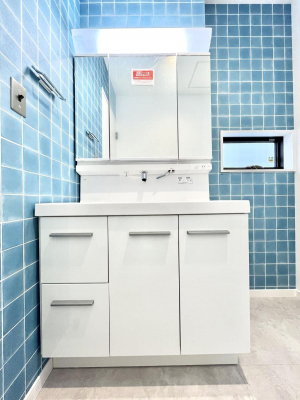 ���ʑ�E���ʏ��@������No.2���`Dressing Room�`�@�\���ȑ傫���̐��ʑ�͎��[�����鎖�Ȃ���A�g�����Ȃ݃`�F�b�N�⎕�����ȂǁA���̍Q�����������Ԃł��z�e�����C�N�ȃX�y�[�X�ŗ]�T�Ƃ�Ƃ�������Ē����܂��B