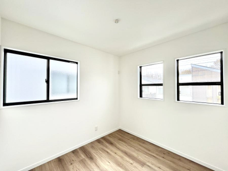 �q�������@������No.1���`Bed Room�`�@�q�������͂��q�l�ɂƂ��đ�Ϗd�Ȗ���������܂��B�q����l�ŉ߂�����Ԃ�^���邱�ƂŁA�h���׋����Ԃ����R�Ƒ����܂����畔���̕Еt����|���Ȃǂ��������ƂɌq����܂��B