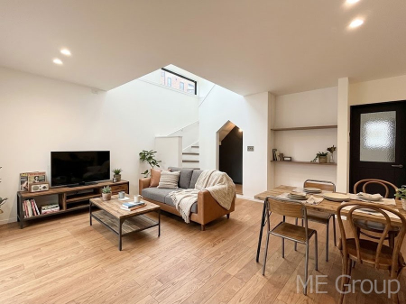 ���r���O�@������No.1���`Living�`�@�Ƒ��̐H����c���̂ق��A�q�ǂ���V�΂�����A�F�l���������肷��LDK�͏Z�܂��̒��S�B�����ԉ߂����ꏊ������A���̋�Ԃ͏Z�܂��S�̂̋��S�n�����E���܂��B���Ƌ��CG�ł�