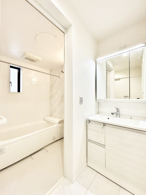 ���̑��@�����`Dressing Room�`  ����������F�����œ��ꂳ��Ă���ƁA�X�b�L���Ɛ�������ۂ������܂��B  ���̗��ɂ͂����Ղ�Ǝ��[�X�y�[�X��W�������I  �����́A�V���v�����@�\�����d�����āB