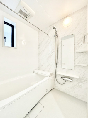 �����@�����`Bath Room�`�@�������������͋C�̗����Ŗ����Ɍ����ă��t���b�V���B���������@�\���t���Ă���̂ŗׂ̐���@�u����Ő􂢏オ�������󕨂��A�J�̓����V�C���C�ɂ������������邱�Ƃ��\�ł��B