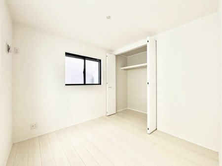 �Q���@�����`Bed Room�`  �S�����ɂ͎��[�N���[�[�b�g�������I���i�g���̂��m���⏬���͂������A�G�ߕ��̂��m���Ȃǂ���������Ɛ������ڂ����܂������܂��B  ������Ԃ��L���g�p�ł��܂��ˁB