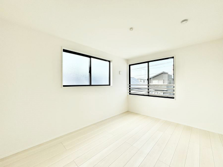 �q�������@�����`Bed Room�`�@�q�������͂��q�l�ɂƂ��đ�Ϗd�Ȗ���������܂��B�q����l�ŉ߂�����Ԃ�^���邱�ƂŁA�h���׋����Ԃ����R�Ƒ����܂����畔���̕Еt����|���Ȃǂ��������ƂɌq����܂��B