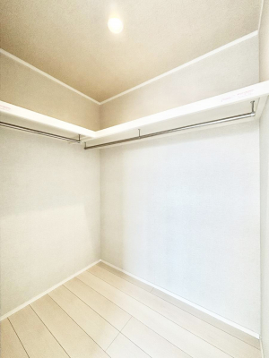 ���̑��@�����`Walk-in Closet�`�@�K�v�Ȃ��̂�R�[�f�B�l�[�g���ꗗ���Ċm�F�ł��A�g�x�x�⏀�����Z���ԂōςރE�H�[�N�C���N���[�[�b�g��ݒu���܂����B�Ƃ̒�����������Ƃ�����֗��Ȏ��[�X�y�[�X�ł��B