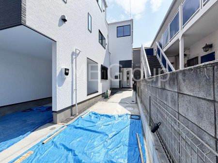 ���n�O�ώʐ^�@�O�ρ`Exterior�`  �ՐÂȏZ��n�Ŏq��ĉƑ��Ƀs�b�^���B  �����̂��U�������K�ȗ΂Ɍb�܂ꂽ�G���A�ŁA���R�ɕ�܂ꂽ���₩�ȕ�炵���������邽�߂́A��Ƃ肠��Z���������Ă��܂��B