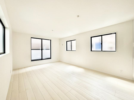 ���r���O�@�����`Living�`�@�O���̗��Ȃ��V���v���ł�������LDK�B�傫�ȑ�������������������ނ̂Ŏ��������邭�A�Ƒ��̌e���̏�Ƃ��ăs�b�^���ł��B�J�����Ɠ�������̗ǂ��𐥔񂲗����������I