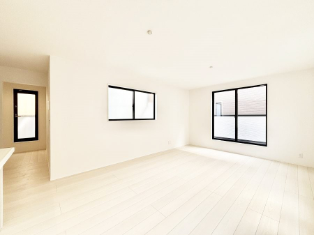 ���̑����ρ@�����`Living�`�@�Ƒ��̐H����c���̂ق��A�q�ǂ���V�΂�����A�F�l���������肷��LDK�͏Z�܂��̒��S�B�����ԉ߂����ꏊ������A���̋�Ԃ͏Z�܂��S�̂̋��S�n�����E���܂��B