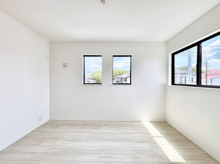�q�������@�������P�������`Bed Room�`�@�q�������͂��q�l�ɂƂ��đ�Ϗd�Ȗ���������܂��B�q����l�ŉ߂�����Ԃ�^���邱�ƂŁA�h���׋����Ԃ����R�Ƒ����܂����畔���̕Еt����|���Ȃǂ��������ƂɌq����܂��B