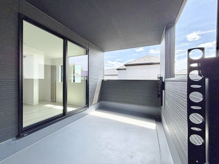 �o���R�j�[�@�������P�������`Balcony�`�@�C���i�[�o���R�j�[�͐��󕨂������X�y�[�X�Ƃ��ċ}�ȉJ�Ő��󕨂��G��Ă��܂��̂�h���ł���܂����`�F�A�ł��낢����A�Ăɂ͎�����C�ɂ����r�j�[���v�[�����y���߂܂��ˁ�