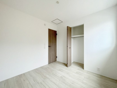 �Q���@�������P�������`Bed Room�`  �S�����ɂ͎��[�N���[�[�b�g�������I���i�g���̂��m���⏬���͂������A�G�ߕ��̂��m���Ȃǂ���������Ɛ������ڂ����܂������܂��B  ������Ԃ��L���g�p�ł��܂��ˁB