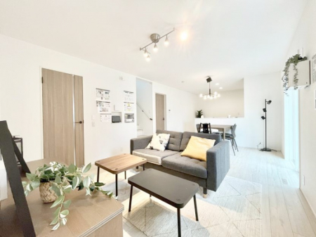 ���r���O�@�������P�������`Living�`  �Ƒ��̐H����c���̂ق��A�q�ǂ���V�΂�����A�F�l���������肷��LDK�͏Z�܂��̒��S�B  �����ԉ߂����ꏊ������A���̋�Ԃ͏Z�܂��S�̂̋��S�n�����E���܂��B