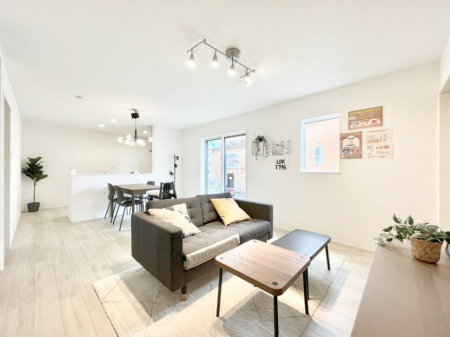 ���r���O�@�������P�������`Living�`�@�O���̗��Ȃ��V���v���ł�������LDK�B�傫�ȑ�������������������ނ̂Ŏ��������邭�A�Ƒ��̌e���̏�Ƃ��ăs�b�^���ł��B�J�����Ɠ�������̗ǂ��𐥔񂲗����������I