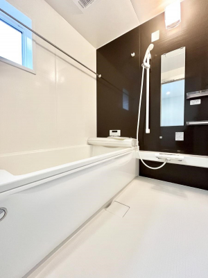 �����@�������Q�������`Bath Room�`�@���t���̃o�X���[���́A�̌������薾�邭�C�����̗ǂ���Ԃł��B�������邱�ƂŁA���C�����ǍD�B������芰����o�X���[���ŁA�����̃o�X�^�C�����y���݂ɂȂ肻���ł��B