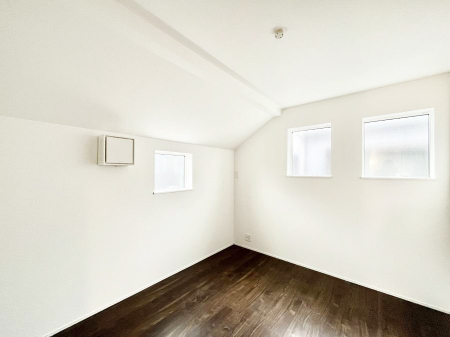 �Q���@�������Q�������`Bed Room�`�@�q�������͂��q�l�ɂƂ��đ�Ϗd�Ȗ���������܂��B�q����l�ŉ߂�����Ԃ�^���邱�ƂŁA�h���׋����Ԃ����R�Ƒ����܂����畔���̕Еt����|���Ȃǂ��������ƂɌq����܂��B