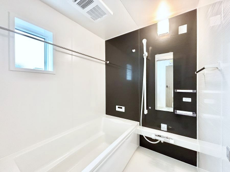 �����@�����`Bath Room�`�@�������������͋C�̗����Ŗ����Ɍ����ă��t���b�V���B���������@�\���t���Ă���̂ŗׂ̐���@�u����Ő􂢏オ�������󕨂��A�J�̓����V�C���C�ɂ������������邱�Ƃ��\�ł��B