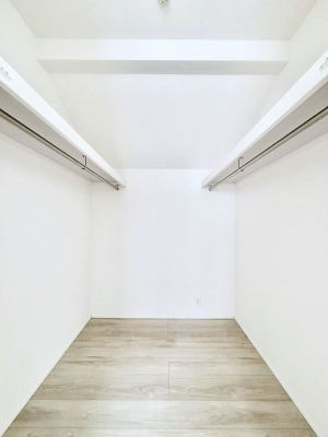 ���̑��@�����`Walk-in Closet�`�@�K�v�Ȃ��̂�R�[�f�B�l�[�g���ꗗ���Ċm�F�ł��A�g�x�x�⏀�����Z���ԂōςރE�H�[�N�C���N���[�[�b�g��ݒu���܂����B�Ƃ̒�����������Ƃ�����֗��Ȏ��[�X�y�[�X�ł��B