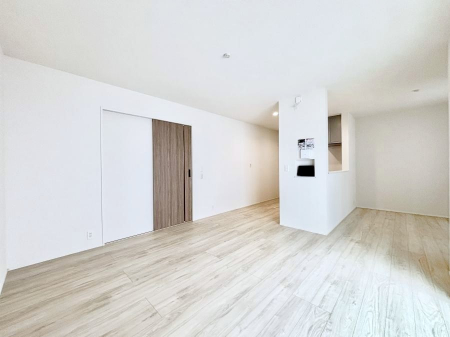 ���̑����ρ@�����`Living�`�@�Ƒ��̐H����c���̂ق��A�q�ǂ���V�΂�����A�F�l���������肷��LDK�͏Z�܂��̒��S�B�����ԉ߂����ꏊ������A���̋�Ԃ͏Z�܂��S�̂̋��S�n�����E���܂��B