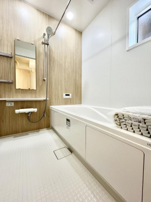 �����@�����`Bath Room�`�@�������������͋C�̗����Ŗ����Ɍ����ă��t���b�V���B���������@�\���t���Ă���̂ŗׂ̐���@�u����Ő􂢏オ�������󕨂��A�J�̓����V�C���C�ɂ������������邱�Ƃ��\�ł��B