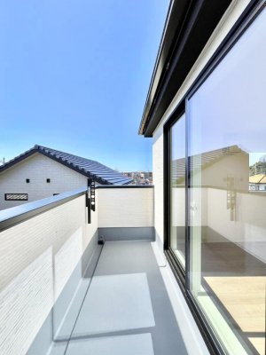 �o���R�j�[�@�����`Balcony�`�@�傫�ȋ�Ɉ͂܂ꂽ�C�����̂����ƁB�o���R�j�[��`�������ň��|�I�ȊJ�����ɕ�܂�܂��B�o���R�j�[�͗z���������݂��z�c����󕨂��C�����悭�������Ƃ��ł��܂��B