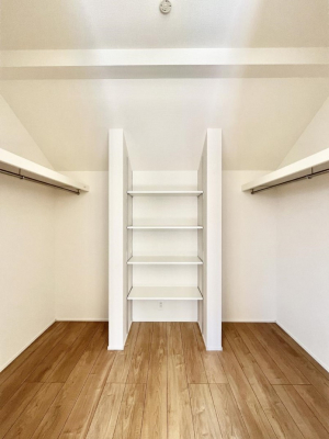 ���̑��@�����`Walk-in Closet�`�@�K�v�Ȃ��̂�R�[�f�B�l�[�g���ꗗ���Ċm�F�ł��A�g�x�x�⏀�����Z���ԂōςރE�H�[�N�C���N���[�[�b�g��ݒu���܂����B�Ƃ̒�����������Ƃ�����֗��Ȏ��[�X�y�[�X�ł��B