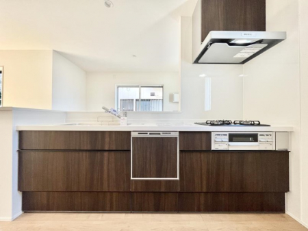 �L�b�`���@�����`Kitchen�`�@��b���e�ރ��r���O�A�������������Ȃ�L�b�`���B�Ƃ́A�������������ł͂Ȃ��A��炵��������A���K�ɂ���ꏊ�B�Ί�̖����A���炬�̓��X�̂��߂ɁA�ŐV�̐ݔ��E�d�l���̗p�B