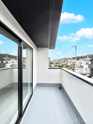 �o���R�j�[�@�����`Balcony�`�@�傫�ȋ�Ɉ͂܂ꂽ�C�����̂����ƁB�o���R�j�[��`�������ň��|�I�ȊJ�����ɕ�܂�܂��B�o���R�j�[�͗z���������݂��z�c����󕨂��C�����悭�������Ƃ��ł��܂��B