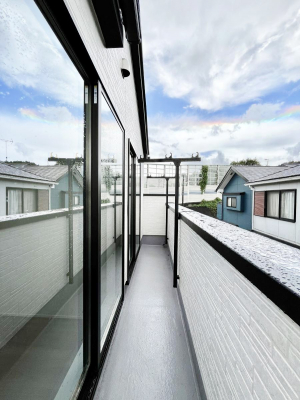 �o���R�j�[�@�����`Balcony�`�@�傫�ȋ�Ɉ͂܂ꂽ�C�����̂����ƁB�o���R�j�[��`�������ň��|�I�ȊJ�����ɕ�܂�܂��B�o���R�j�[�͗z���������݂��z�c����󕨂��C�����悭�������Ƃ��ł��܂��B