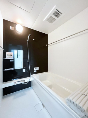 �����@�����`Bath Room�`�@�������������͋C�̗����Ŗ����Ɍ����ă��t���b�V���B���������@�\���t���Ă���̂ŗׂ̐���@�u����Ő􂢏オ�������󕨂��A�J�̓����V�C���C�ɂ������������邱�Ƃ��\�ł��B