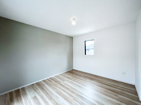 �Q���@�����`Bed Room�`�@�������������̂��ˌ��Ẵ����b�g�ł��B���Ƒ������������ƂŎ苷�Ɋ����Ă����Z�܂����ˌ��Ăł͊e�����v���C�o�V�[��ۂ��Ƃ��ł��܂��B�Z�܂��ɂ�Ƃ肪���܂�S�������b�N�X�ł��܂���