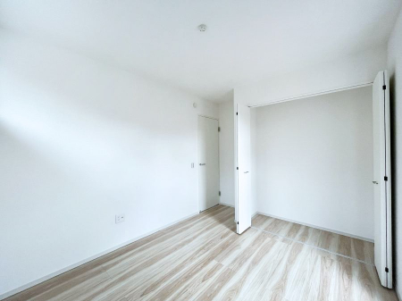 �q�������@�����`Bed Room�`�@�q�������͂��q�l�ɂƂ��đ�Ϗd�Ȗ���������܂��B�q����l�ŉ߂�����Ԃ�^���邱�ƂŁA�h���׋����Ԃ����R�Ƒ����܂����畔���̕Еt����|���Ȃǂ��������ƂɌq����܂��B