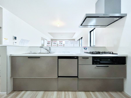 �L�b�`���@�����`Kitchen�`�@��b���e�ރ��r���O�A�������������Ȃ�L�b�`���B�Ƃ́A�������������ł͂Ȃ��A��炵��������A���K�ɂ���ꏊ�B�Ί�̖����A���炬�̓��X�̂��߂ɁA�ŐV�̐ݔ��E�d�l���̗p�B