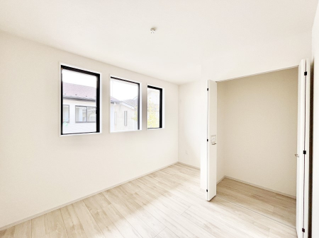 �Q���@�����`Bed Room�`  �S�����ɂ͎��[�N���[�[�b�g�������I���i�g���̂��m���⏬���͂������A�G�ߕ��̂��m���Ȃǂ���������Ɛ������ڂ����܂������܂��B  ������Ԃ��L���g�p�ł��܂��ˁB