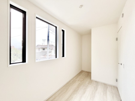 �q�������@�����`Bed Room�`�@�q�������͂��q�l�ɂƂ��đ�Ϗd�Ȗ���������܂��B�q����l�ŉ߂�����Ԃ�^���邱�ƂŁA�h���׋����Ԃ����R�Ƒ����܂����畔���̕Еt����|���Ȃǂ��������ƂɌq����܂��B