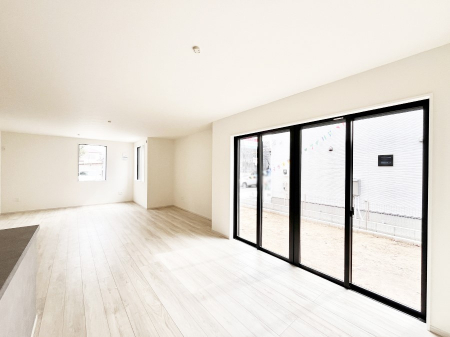 ���r���O�@�����`Living�`�@�O���̗��Ȃ��V���v���ł�������LDK�B�傫�ȑ�������������������ނ̂Ŏ��������邭�A�Ƒ��̌e���̏�Ƃ��ăs�b�^���ł��B�J�����Ɠ�������̗ǂ��𐥔񂲗����������I