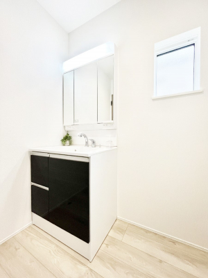 ���̑��@������1�������`Dressing Room�`�@�\���ȑ傫���̐��ʑ�͎��[�����鎖�Ȃ���A�g�����Ȃ݃`�F�b�N�⎕�����ȂǁA���̍Q�����������Ԃł��z�e�����C�N�ȃX�y�[�X�ŗ]�T�Ƃ�Ƃ�������Ē����܂��B