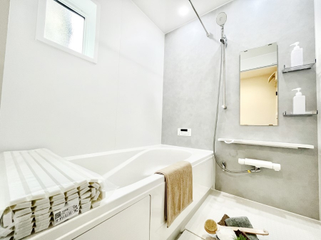 �����@������1�������`Bath Room�`�@�������������͋C�̗����Ŗ����Ɍ����ă��t���b�V���B���������@�\���t���Ă���̂ŗׂ̐���@�u����Ő􂢏オ�������󕨂��A�J�̓����V�C���C�ɂ������������邱�Ƃ��\�ł��B