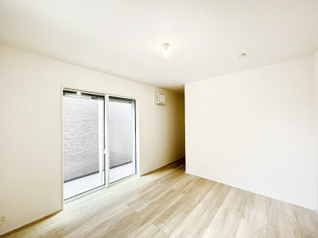 ���̑����ρ@������1�������`Bed Room�`�@�؂̉����肪�₳�����t���[�����O�͈��炬�������炷�v���C�x�[�g��ԁB����߂̃t���[�����O�ł��̂ŁA�ǎ��Ƃ��}�b�`���A���������X�ɍL�������Ă������ʂ��B