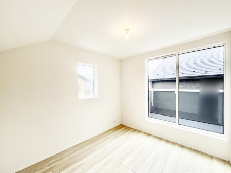 �Q���@������1�������`Bed Room�`�@�o���R�j�[����̖��邢���������������݂܂��B���ƂɌb�܂ꂽ�������B�_�炩�����R���Œ��ڊo�߂��炵������邾�낤�B�܂��@�\�I�Ȏ��[��z�u���āA�Еt������Ԃ������o������