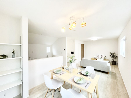 ���r���O�@������1�������`Living�`�@�����ɂ݂͂�Ȃ��W���A�H���Ɗy������b���n�܂�B�b�ɖ����ɂȂ肷���āA��������Y��锼�߂��ɂȂ��Ă��܂��B����ȑ��̊Ԃ̍K�������������Ă����ꏊ�ł��肽���B