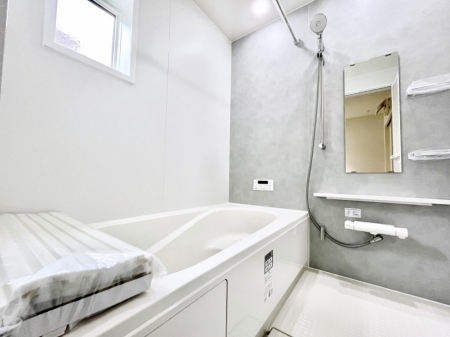 �����@�����`Bath Room�`�@�������������͋C�̗����Ŗ����Ɍ����ă��t���b�V���B���������@�\���t���Ă���̂ŗׂ̐���@�u����Ő􂢏オ�������󕨂��A�J�̓����V�C���C�ɂ������������邱�Ƃ��\�ł��B