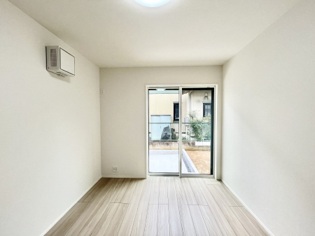 �Q���@�����`Bed Room�`�@�؂̉����肪�₳�����t���[�����O�͈��炬�������炷�v���C�x�[�g��ԁB����߂̃t���[�����O�ł��̂ŁA�ǎ��Ƃ��}�b�`���A���������X�ɍL�������Ă������ʂ��B