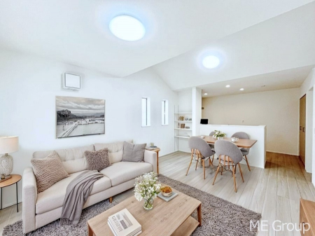 ���r���O�@�����`Living�`�@�Ƒ��̉�b��Ί炪�s���������r���O�ł��B�q���������Ă�p�����Ȃ���A�傫�ȃ\�t�@��_�C�j���O�e�[�u���ł������H���������肭�났�����􂻂�Ȗ������������Ԃł��I���Ƌ��CG�ł�