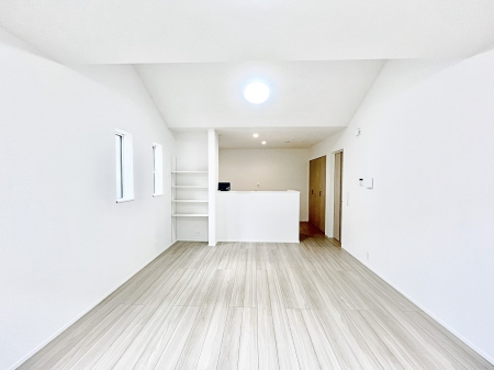 ���̑����ρ@�����`Living�`�@�����ɂ݂͂�Ȃ��W���A�H���Ɗy������b���n�܂�B�b�ɖ����ɂȂ肷���āA��������Y��锼�߂��ɂȂ��Ă��܂��B����ȑ��̊Ԃ̍K�������������Ă����ꏊ�ł��肽���B