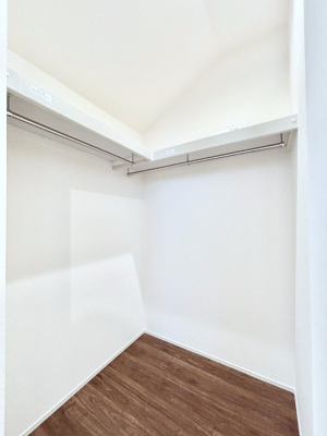 ���̑��@�����`Walk-in Closet�`�@�K�v�Ȃ��̂�R�[�f�B�l�[�g���ꗗ���Ċm�F�ł��A�g�x�x�⏀�����Z���ԂōςރE�H�[�N�C���N���[�[�b�g��ݒu���܂����B�Ƃ̒�����������Ƃ�����֗��Ȏ��[�X�y�[�X�ł��B