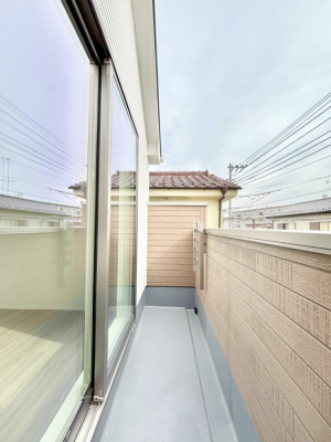 �o���R�j�[�@�����`Balcony�`�@������̃o���R�j�[�̑O�ɂ͉_�ȊO�ɑ��z���Ղ���̂�����܂���B�����󕨂������₷���A����薾�邭�C�����̂������������Ă��܂��B�g���₷���J���I�ȃo���R�j�[�ł���