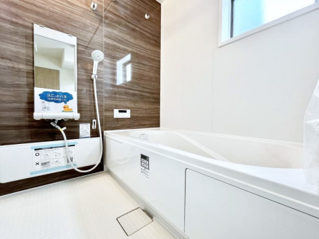 �����@�������R�������`Bath Room�`�@����L�΂��ē������邱�Ƃ��\�I����̔�������M�d�ȃo�X�^�C���ł��B���q�l�Ƃ��ꏏ�ł��\���ȍL���Ȃ̂ŁA���r���O�Ƃ͈�����Ƒ��c�R�̂ЂƎ������y���݂��������܂��B