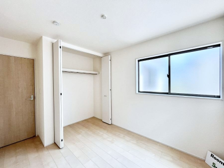 �q�������@�������R�������`Bed Room�`�@�q�������͂��q�l�ɂƂ��đ�Ϗd�Ȗ���������܂��B�q����l�ŉ߂�����Ԃ�^���邱�ƂŁA�h���׋����Ԃ����R�Ƒ����܂����畔���̕Еt����|���Ȃǂ��������ƂɌq����܂��B